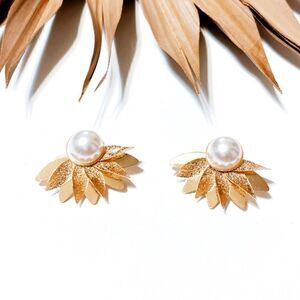 Gold flower pearl stud earrings S452